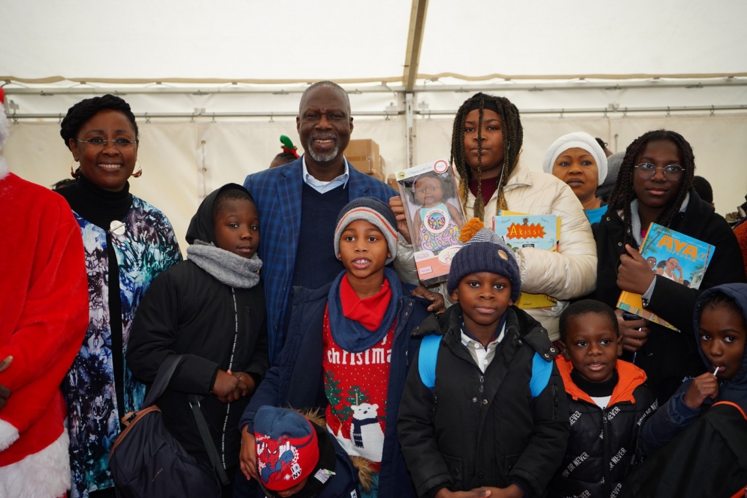 Côte d'Ivoire - France :  « Noël en Livre pour les enfants », 600 jouets et livres distribués aux enfants de la diaspora au cours du Premier arbre de Noël de l'ambassade de Côte d'Ivoire à Paris