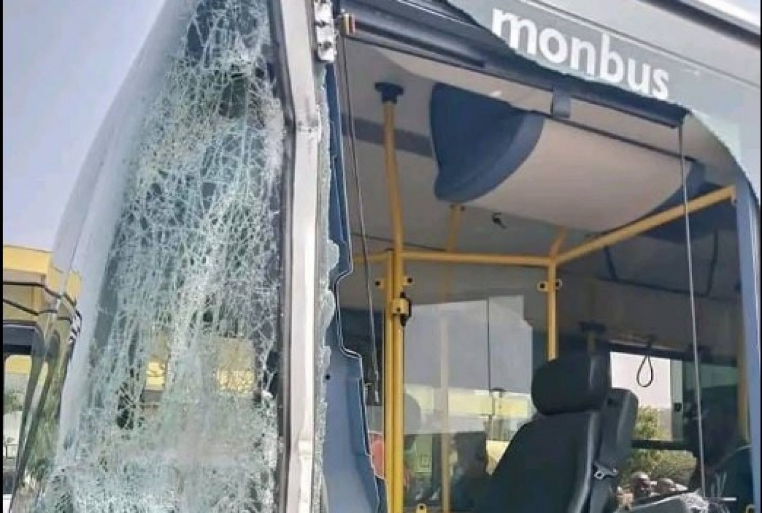 Côte d'Ivoire : A peine mis en marche à Yamoussoukro, un bus de la SOTRA percuté par une benne de transport de sable