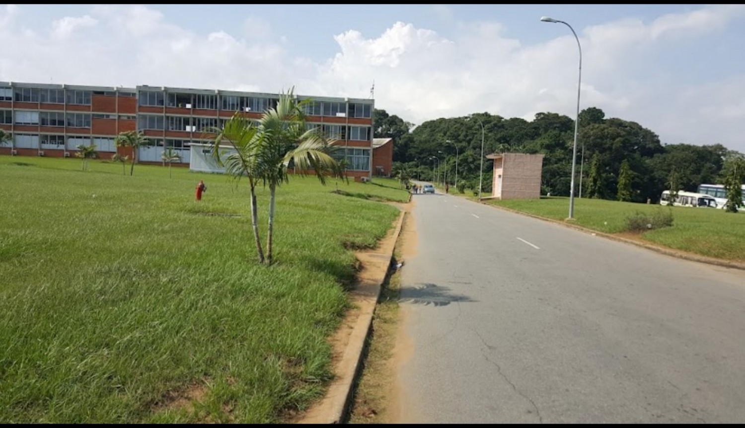 Côte d'Ivoire :    Université Félix Houphouët Boigny, un étudiant retrouvé pendant à une fenêtre ce matin
