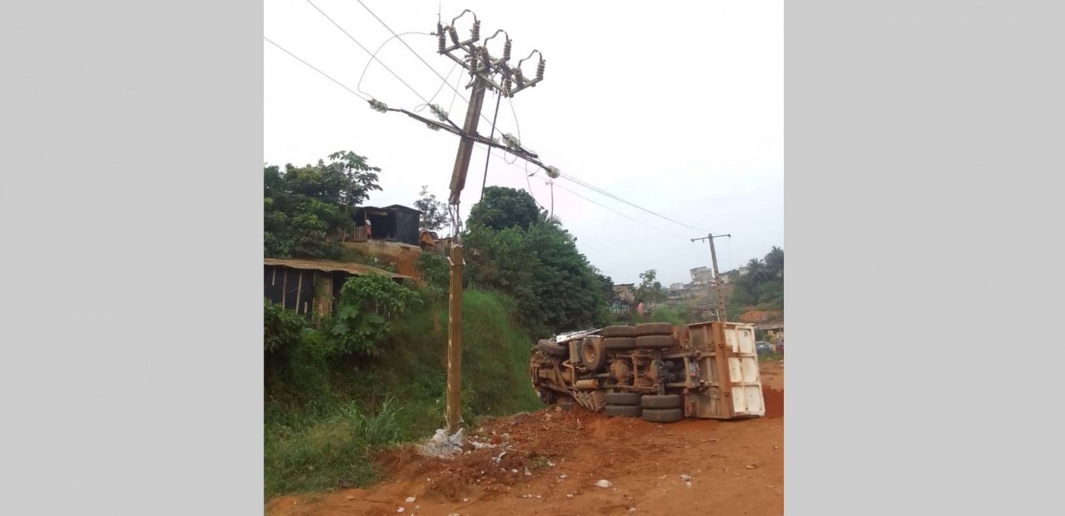 Côte d'Ivoire : Desserte de l'eau, un camion percute un poteau éléctrique à Yopougon et prend tout une zone en otage