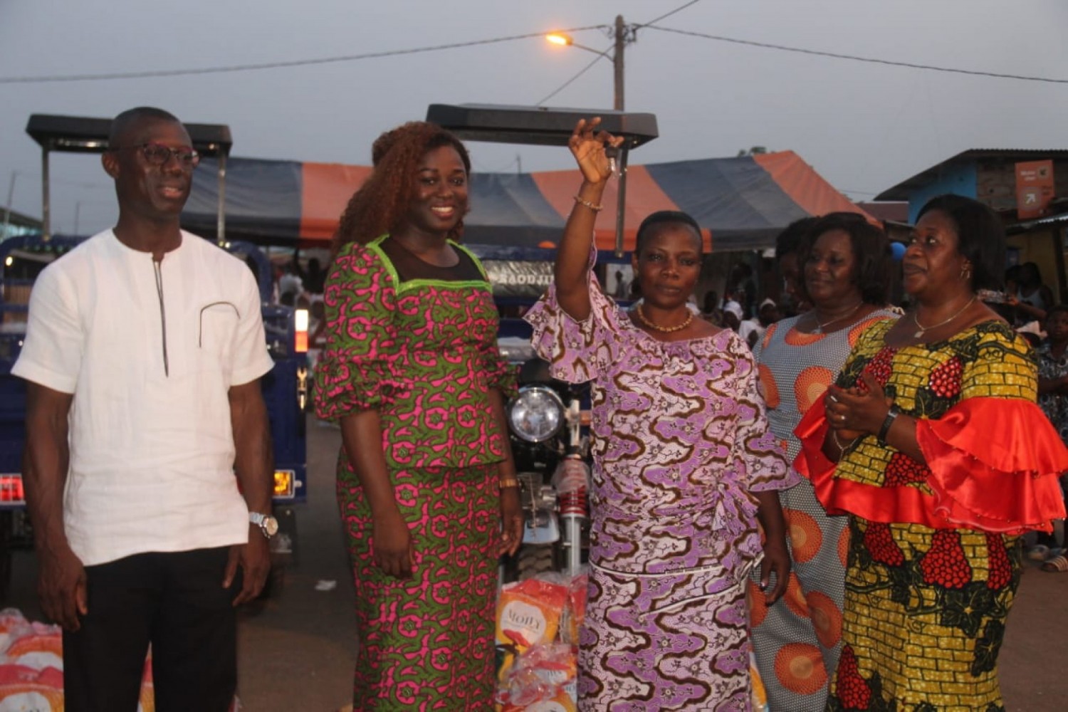 Côte d'Ivoire : Autonomisation de la femme en milieu rural, d'importants dons offerts par Fleur Aké M'bo à trois associations féminines