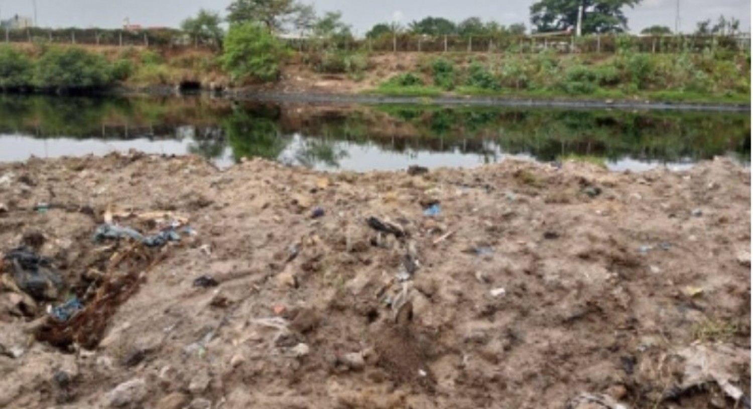 Côte d'Ivoire : Marcory, le canal d'Anoumabo remblayé pour la construction des habitations, des odeurs nauséabondes qui remontent jusqu'à Cocody