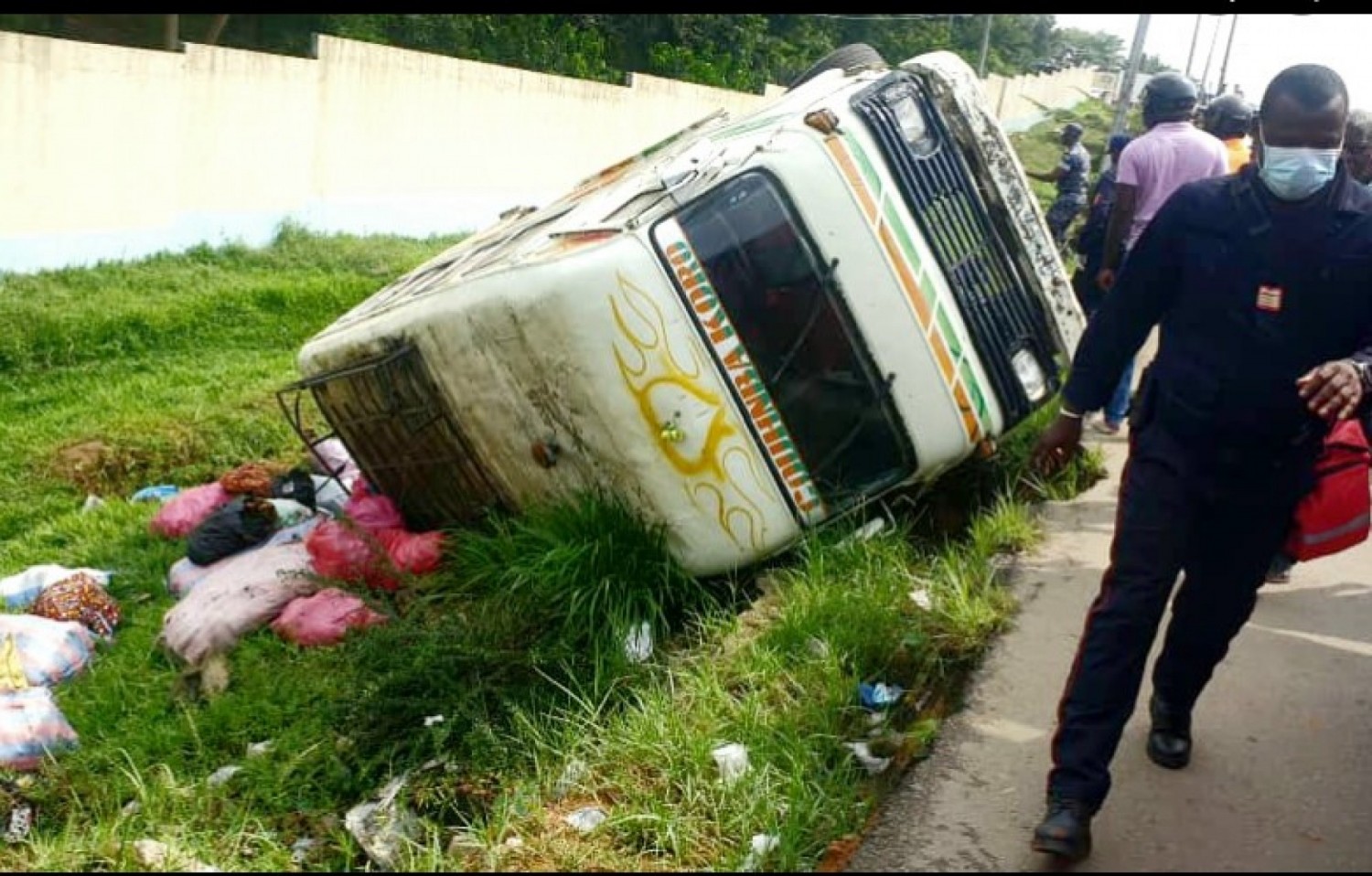 Côte d'Ivoire : Cocody, un minicar fait une sortie de route et se renverse face à l'école de Police