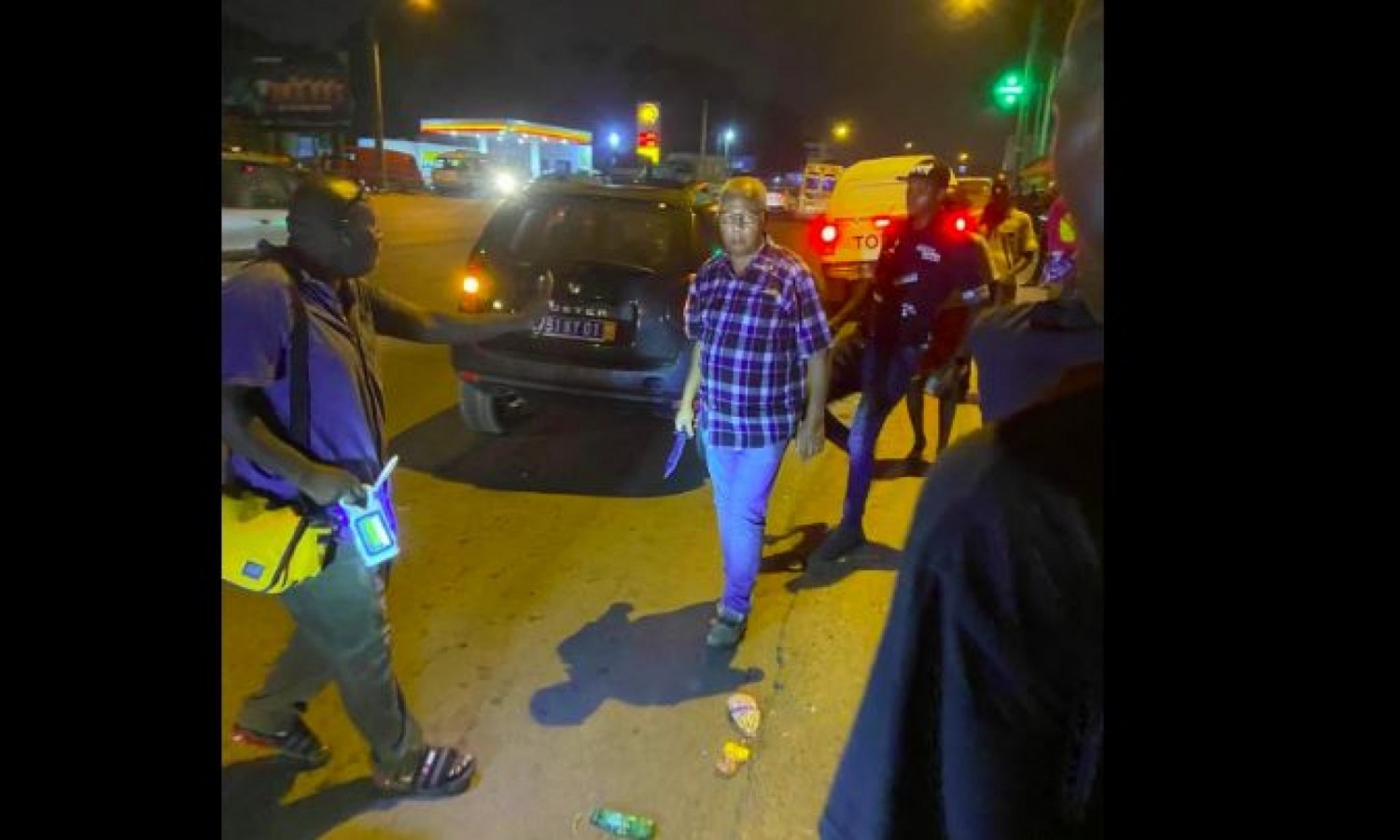 Côte d'Ivoire : Yopougon, après avoir violemment percuté un jeune avec sa voiture, un automobiliste menace avec un couteau des passants