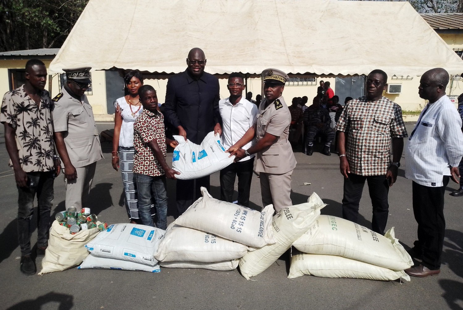 Côte d'Ivoire : Sakassou, le Dircab Ahoutou offre 300 sacs d'intrants aux jeunes et femmes et les exhortent à être reconnaissant au président Ouattara