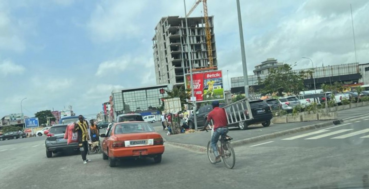 Côte d'Ivoire :     Démarrage le 16 février 2023 de la phase pilote du démantèlement des panneaux publicitaires anarchiques sur 53 principaux axes routiers du Grand Abidjan