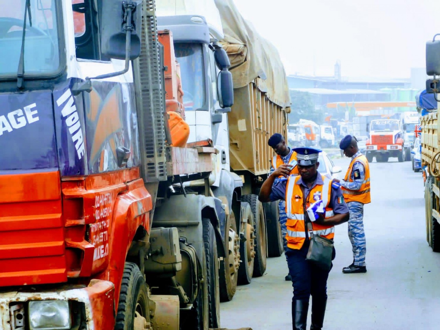 Côte d'Ivoire : Souvent la cause des accidents sur les routes, les chauffeurs de poids lourds sensibilisés sur le stationnement