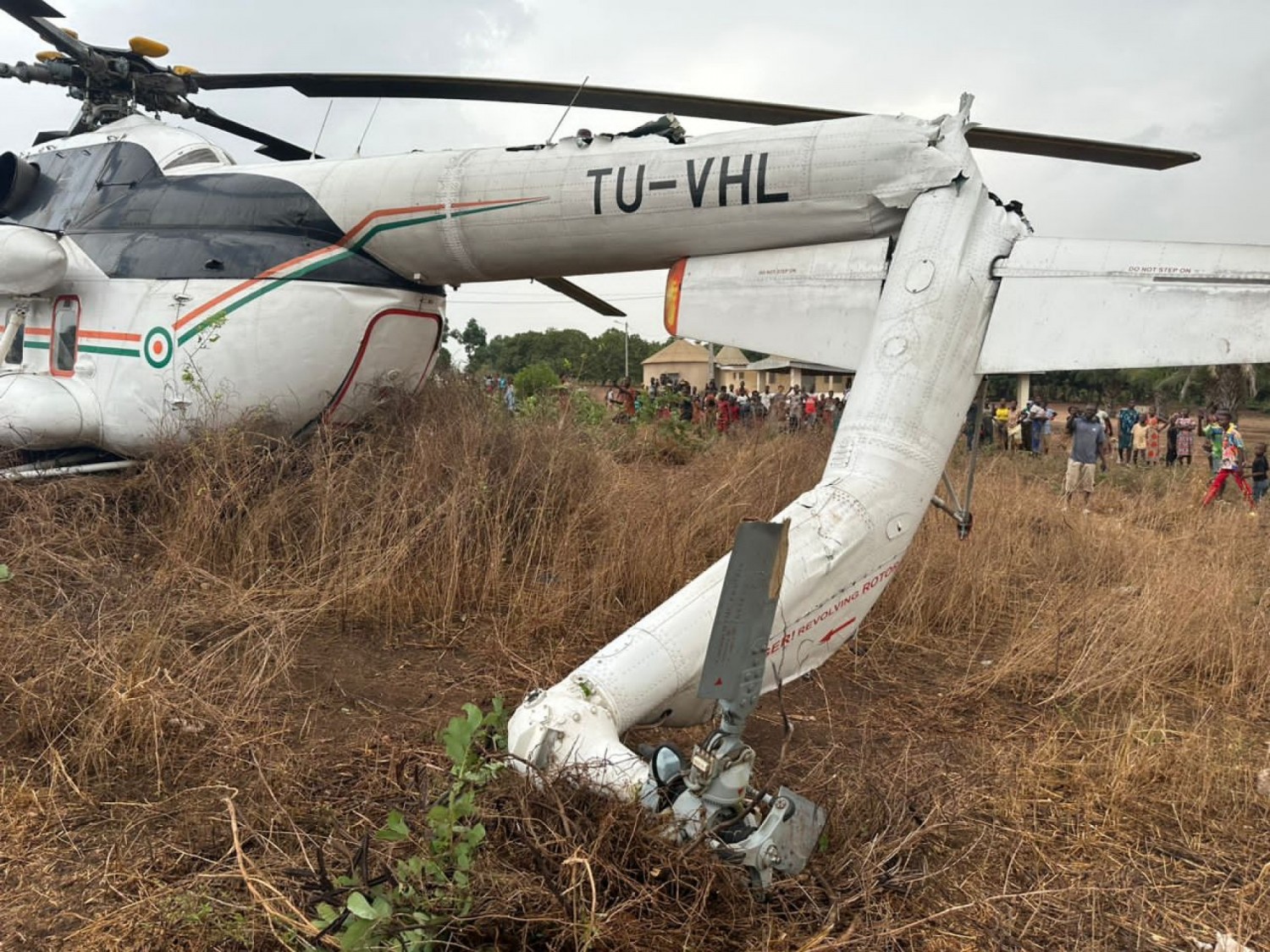 Côte d'Ivoire : Un hélicoptère transportant le PAN Adama Bictogo, Kandia Camara fait un atterrissage d'urgence suite à une panne de moteur