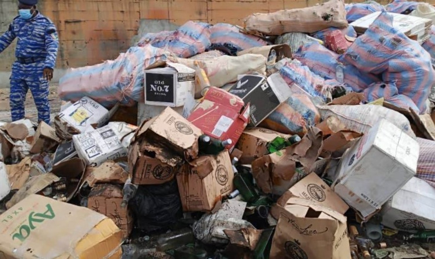 Côte d'Ivoire : Destruction de 25 tonnes de boissons frelatées saisies dans la commune d'Anyama
