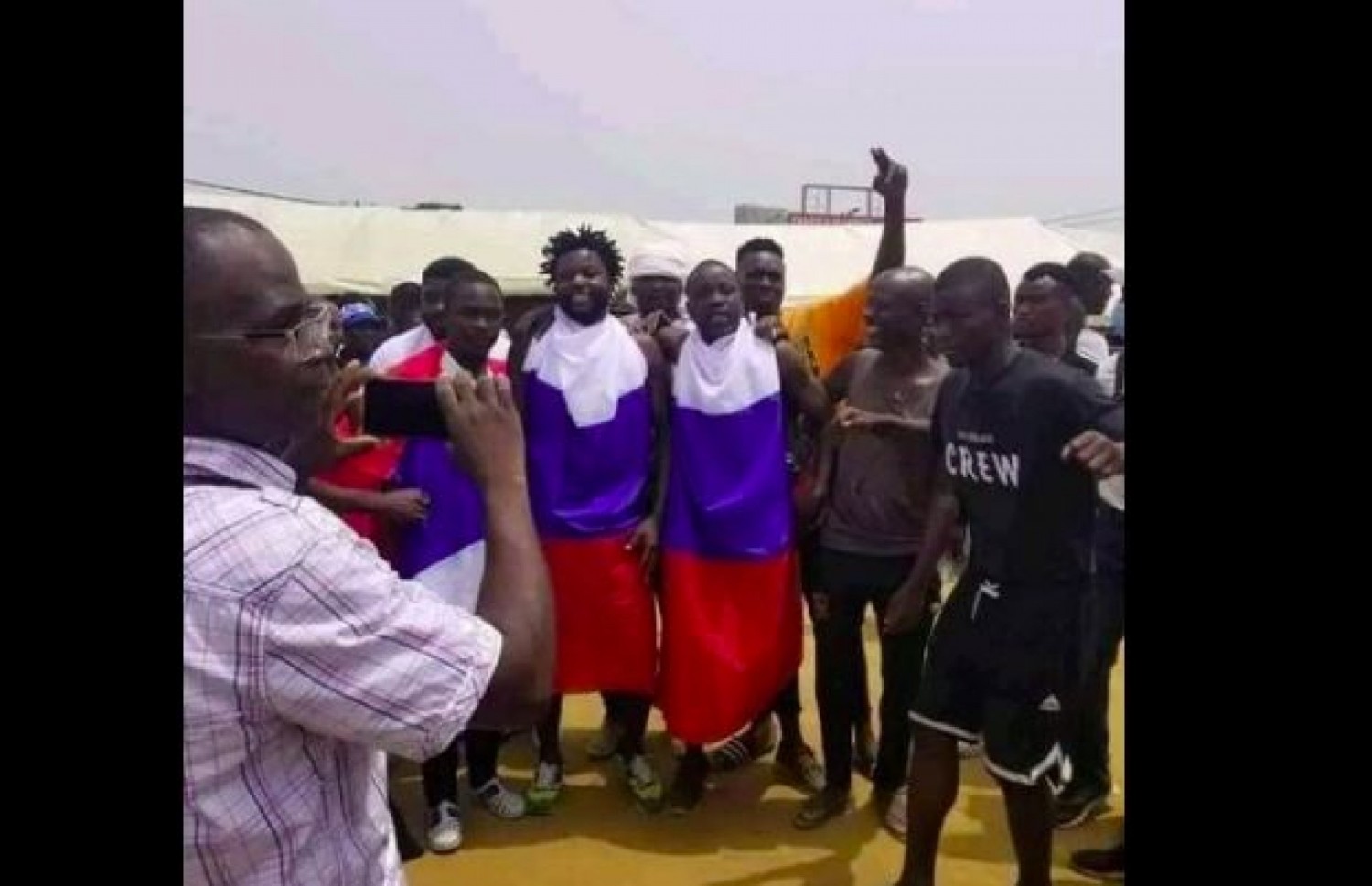 Côte d'Ivoire : Yopougon, 04 jeunes partisans de Gbagbo placés sous mandat de dépôt pour avoir arboré un drapeau russe au meeting du PPA-CI à Ficgayo ?