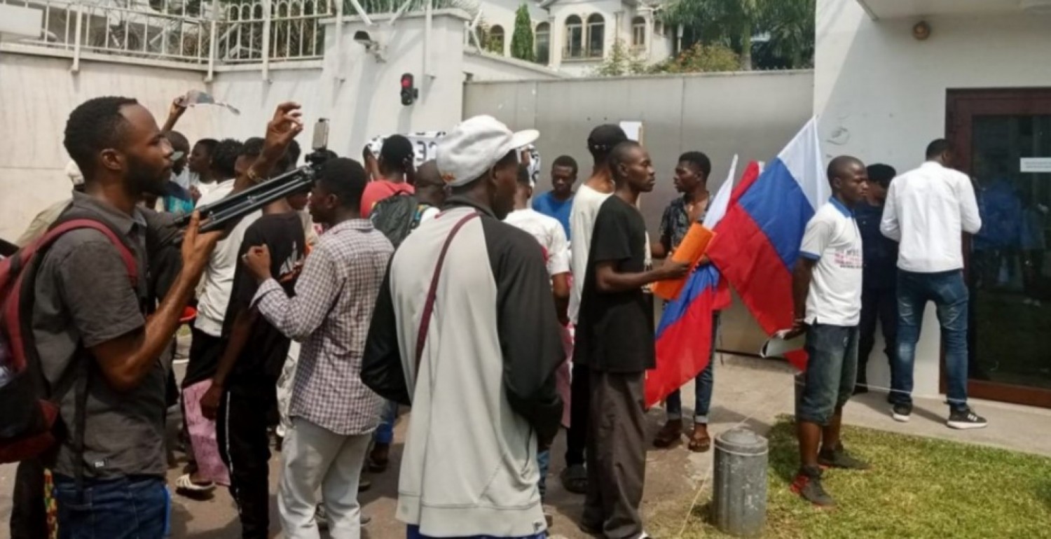 RDC : La venue d'Emmanuel Macron déclenche des manifestations, des jeunes brandissent des drapeaux russes