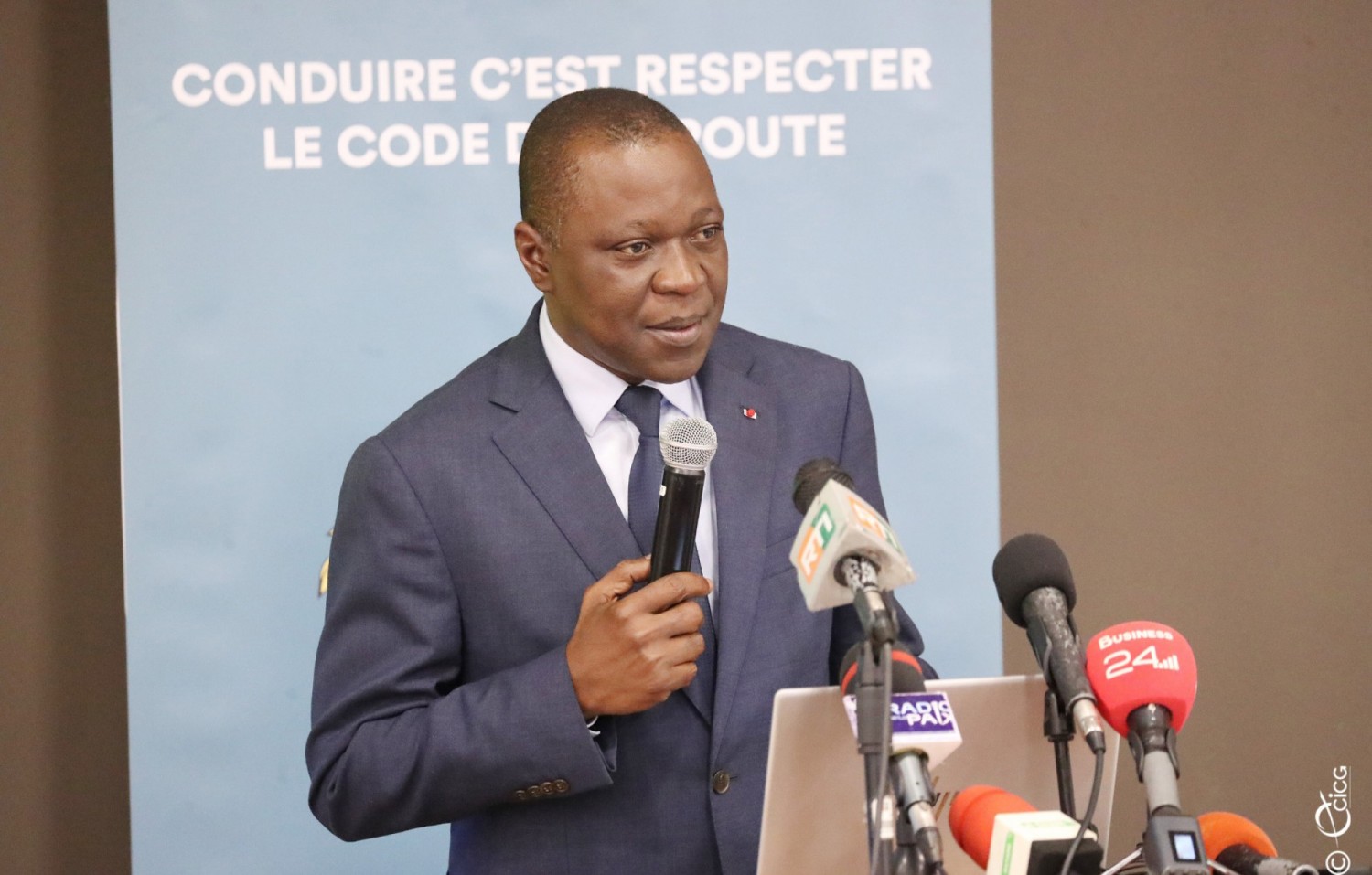 Côte d'Ivoire :  Amadou Koné annonce que les véhicules des militaires, les ambulances sont exemptés des infractions liées au permis à points