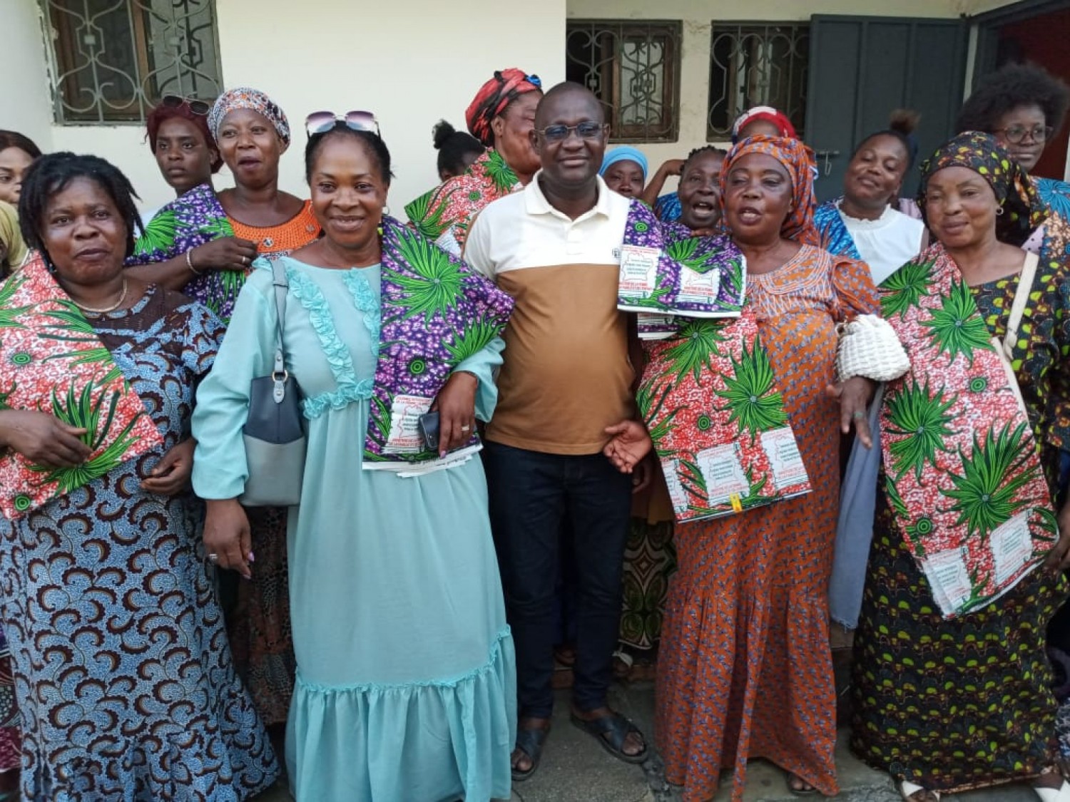 Côte d'Ivoire :  Journée internationale des droits de la femme, un mouvement proche du RHDP fait don de pagnes à des femmes du District d'Abidjan