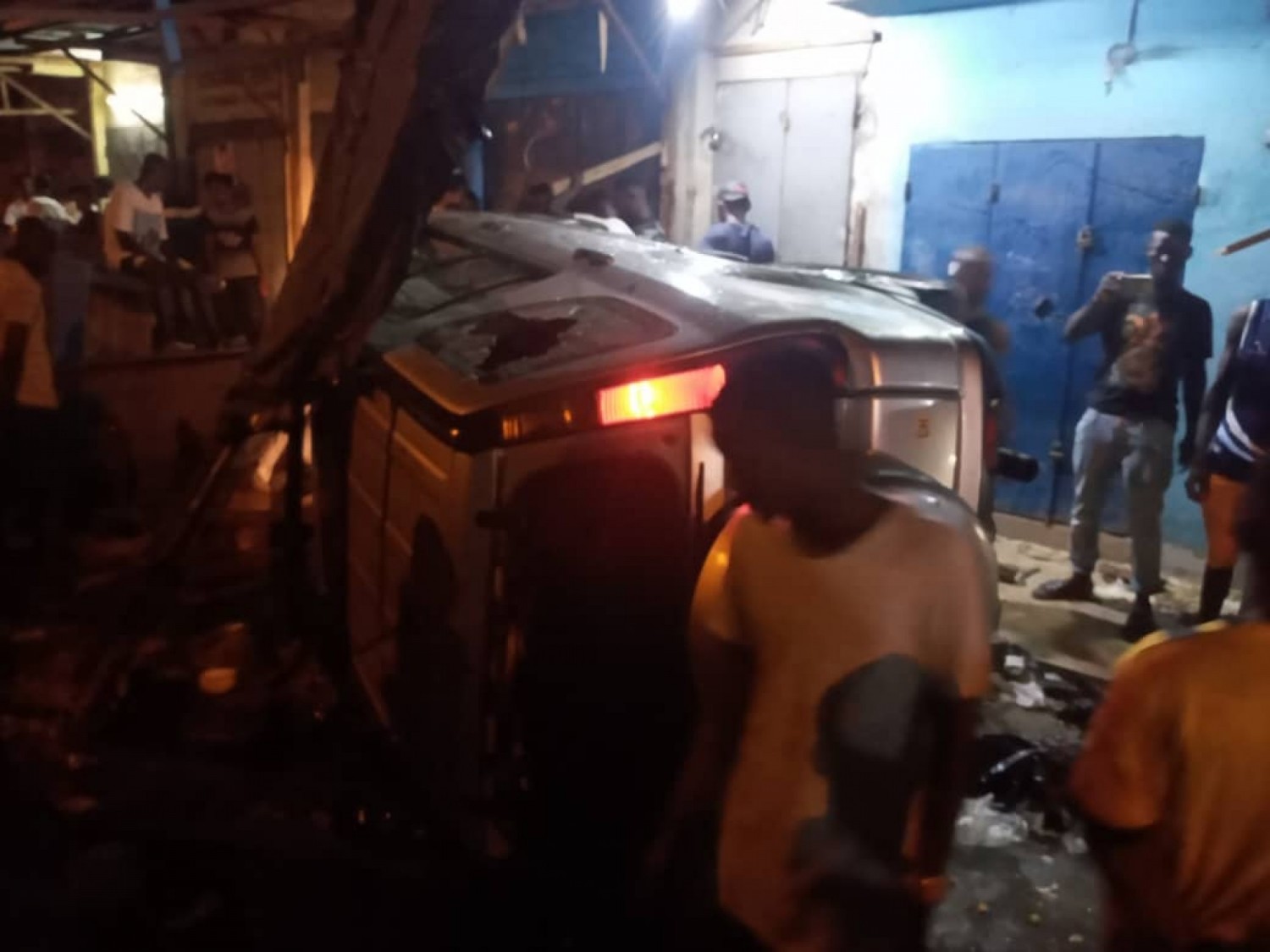 Côte d'Ivoire : Yopougon, un véhicule personnel termine sa course nuitamment dans un garbadrome et fait des blessés