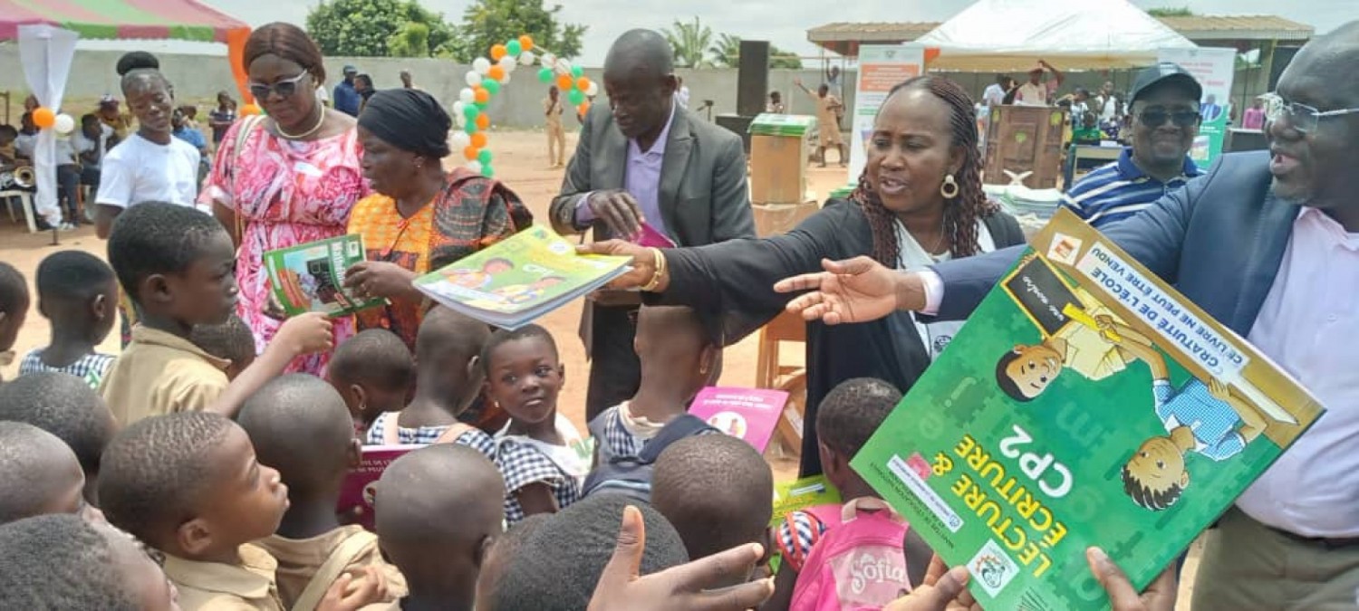 Côte d'Ivoire : Les manuels scolaires offerts par la Banque Mondiale vendus ? La  conseillère technique du ministre de l'économie Madeleine Yao fait l'amer constat