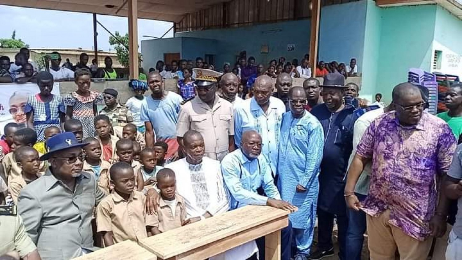 Côte d'Ivoire : Prônant la paix et le développement dans la Marahoué, un cadre offre 500 table-bancs à des établissements primaires