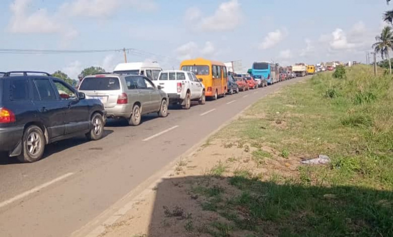 Côte d'Ivoire : Moossou, un camion déverse son contenu sur le 2e pont, entrainant un embouteillage monstre