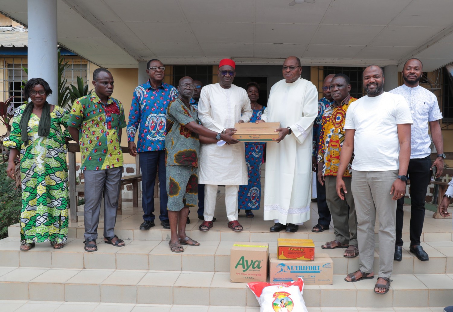 Côte d'Ivoire :    Le DG de la LONACI fait d'importants dons de vivres à la communauté chrétienne de Dimbokro, le curé forme des vœux de succès à Loterie