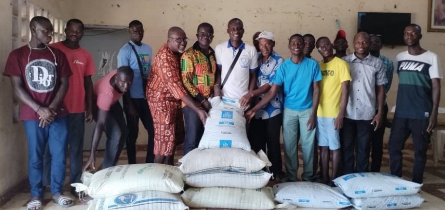 Côte d'Ivoire : Botro, pour leur autonomisation, des sacs d'engrais offerts aux jeunes agriculteurs par un cadre