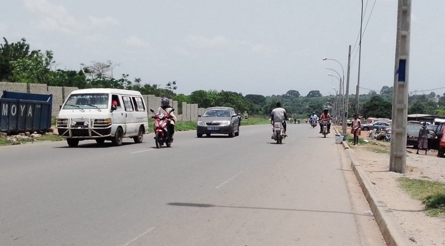 Côte d'Ivoire : Bouaké, un Gbaka perd sa roue en pleine circulation, finit sa course dans un caniveau en tuant un passager