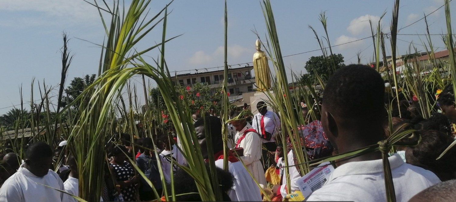 Côte d'Ivoire :   Dimanche des Rameaux et de la passion du Christ, les chrétiens se remémorent l'entrée triomphale de Jésus à Jérusalem six jours avant Pâques