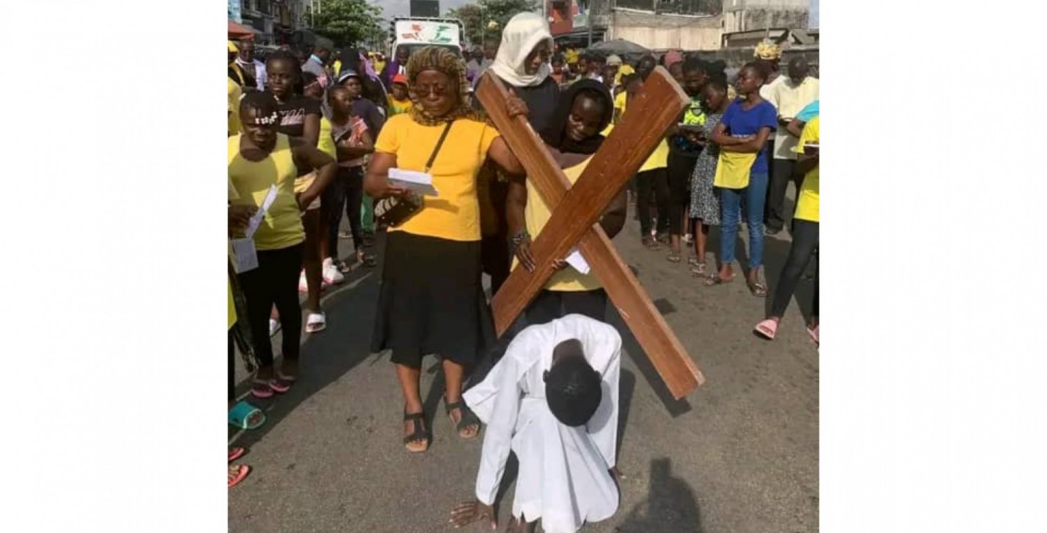 Côte d'Ivoire :   Chemin de croix du vendredi saint, les chrétiens souffrent avec Jésus sur le chemin de Golgotha