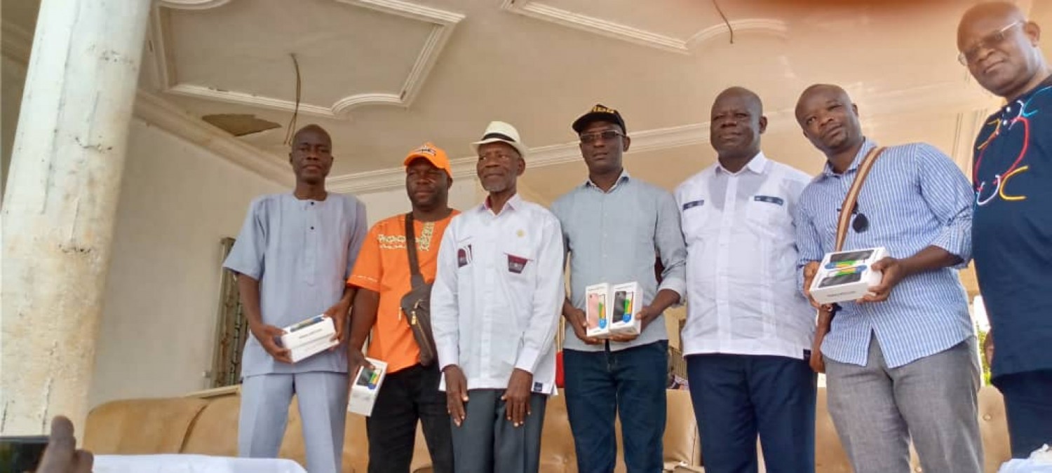 Côte d'Ivoire :    Projet E-militant du RHDP, un cadre fait don de smartphones aux Secrétaires départementaux de Zouan-Hounien pour faciliter leur travail d'identification