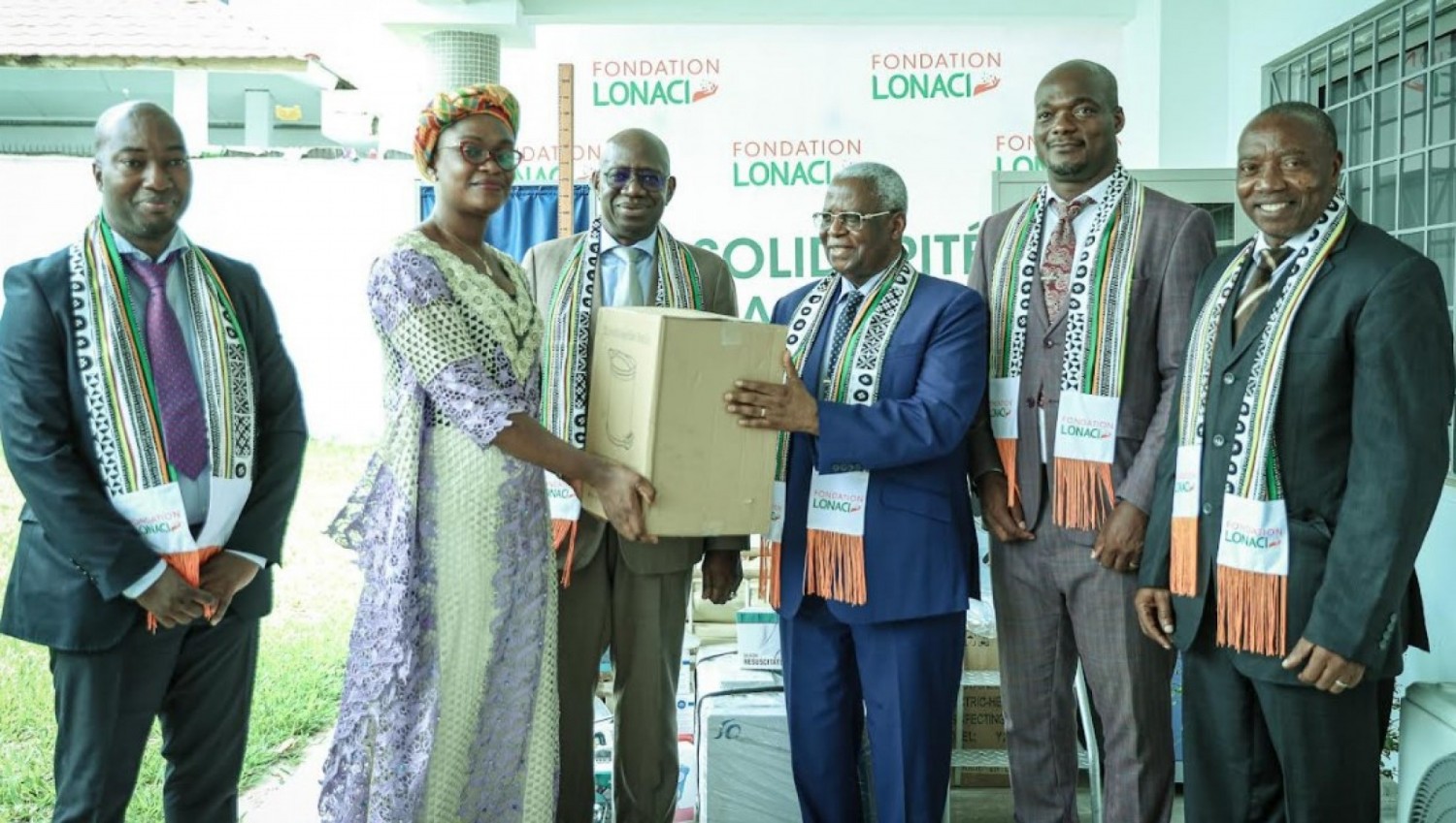 Côte d'Ivoire :  La Fondation LONACI offre un fauteuil électrique à un handicapé, un bâtiment de 4 classes équipées au Lycée municipal de Marcory et 1000 paquets de serviettes hygiéniques à la MACA