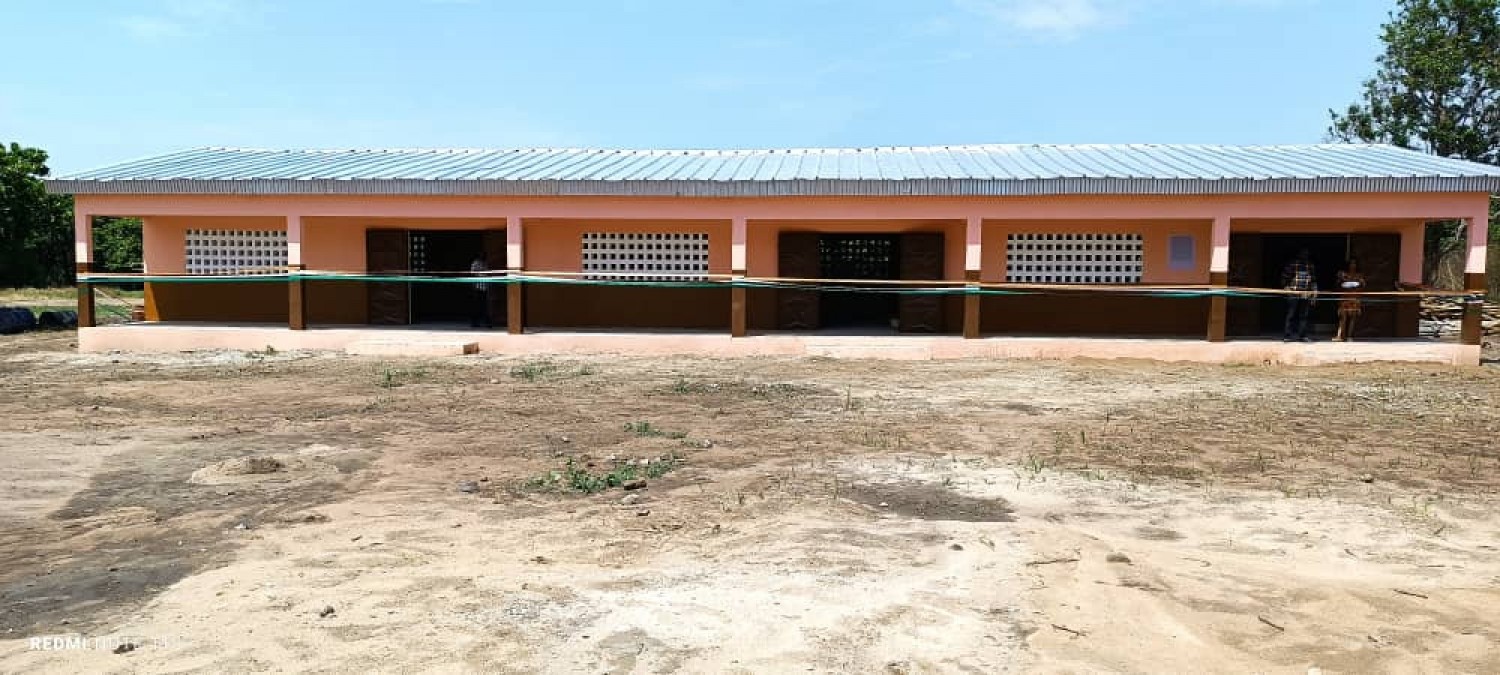 Côte d'Ivoire : Diabo, pour pallier au déficit de salle de classes, le maire Koumoin offre un second bâtiment à l'école de N'Gattakro