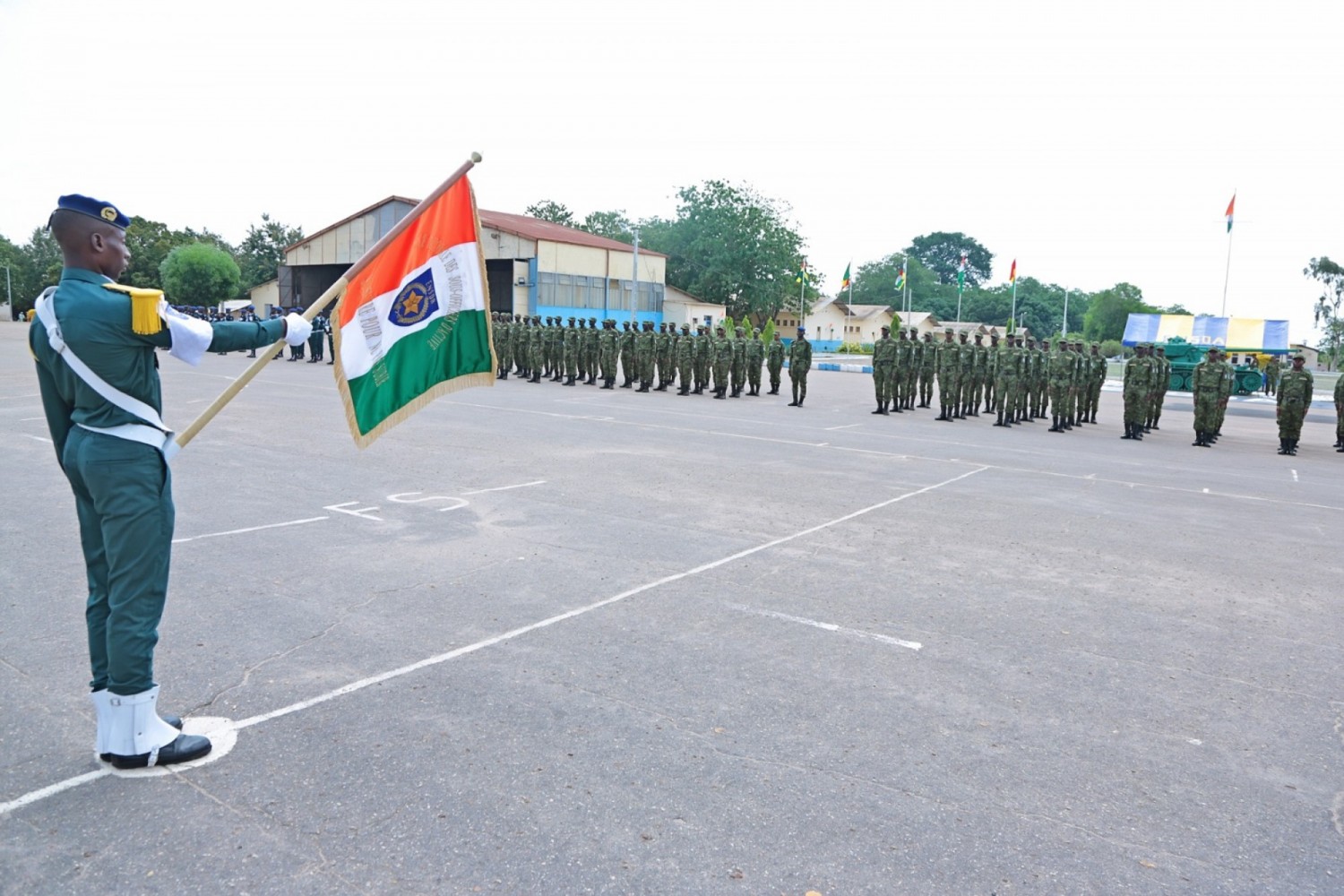 Côte d'Ivoire : ENSOA, 176 élèves sous-officiers d'active, dont 29 filles et 147 garçons présentés au Drapeau à Bouaké