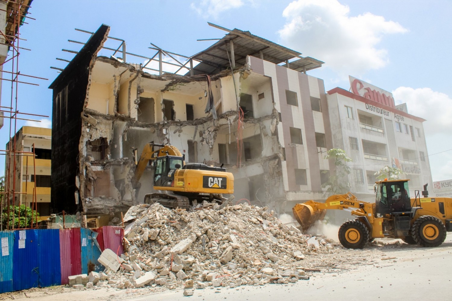 Côte d'Ivoire : Marcory, un immeuble R+3 en construction menaçant ruine, démoli