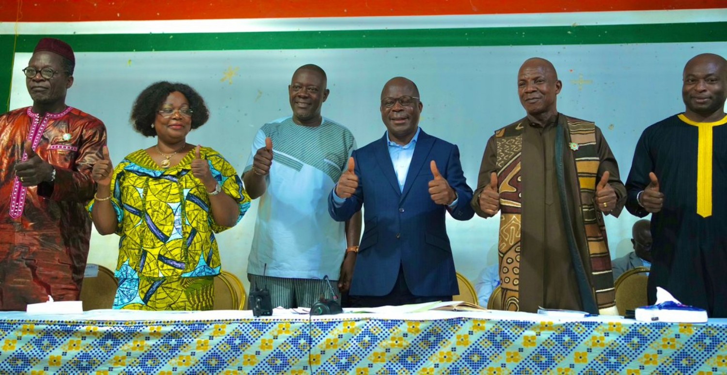 Côte d'Ivoire : Locales 2023 Agneby-Tiassa, Pierre Dimba présente les huit candidats du RHDP et annonce l'adhésion du maire PPACI d'Agboville
