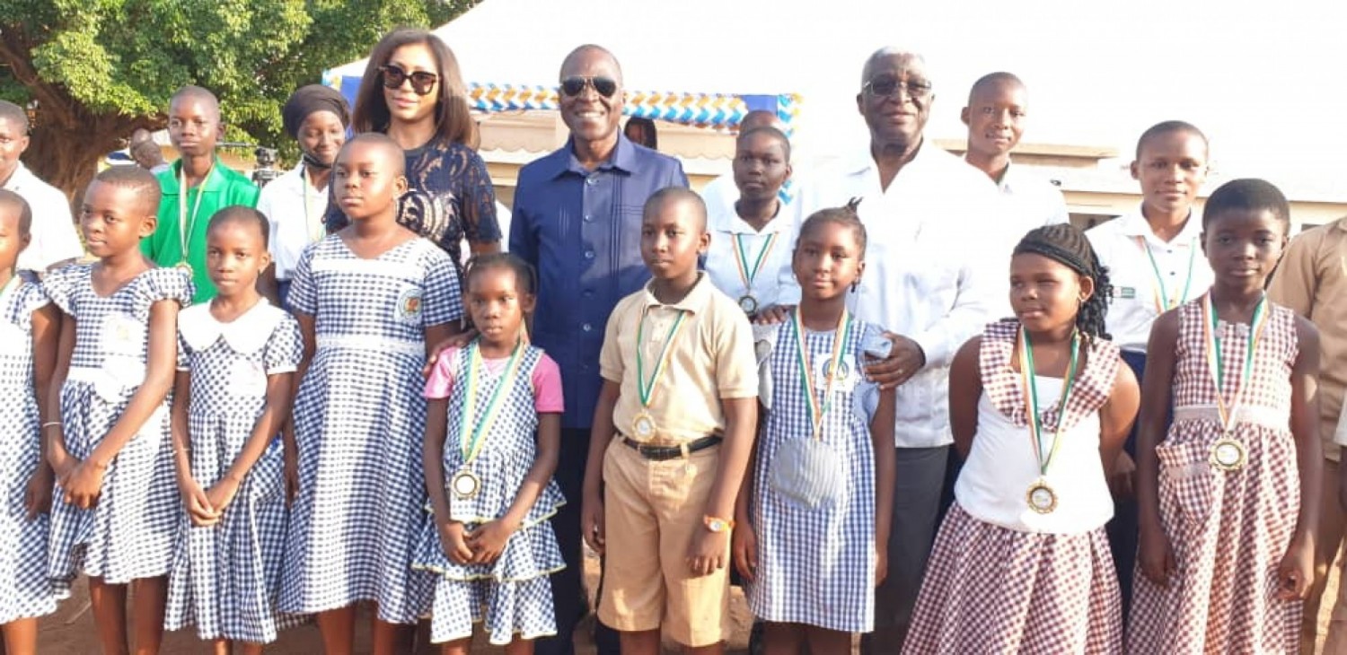 Côte d'Ivoire : Bouaké, Amadou Koné offre une bibliothèque au Lycée Saint-Jacques pour parfaire la connaissance des apprenants
