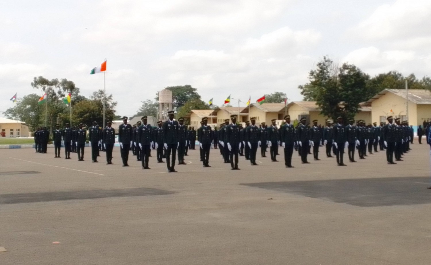 Côte d'Ivoire : Bouaké, le Gal Lassina Doumbia baptise et remet des épaulettes à 155 nouveaux sergents à l'ENSOA