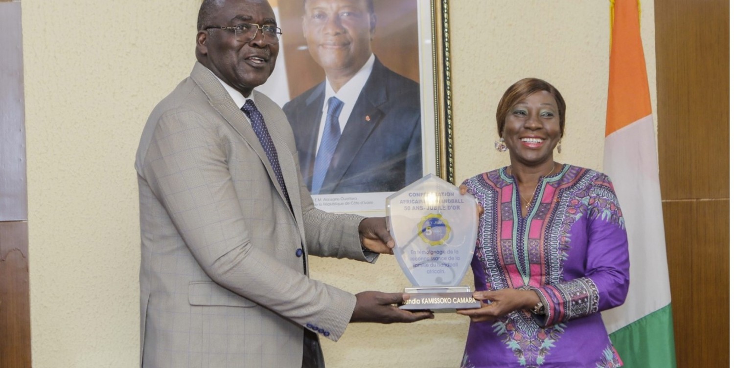 Côte d'Ivoire :  Ancienne gloire du handball ivoirien, Kandia Camara honorée par la CAHB