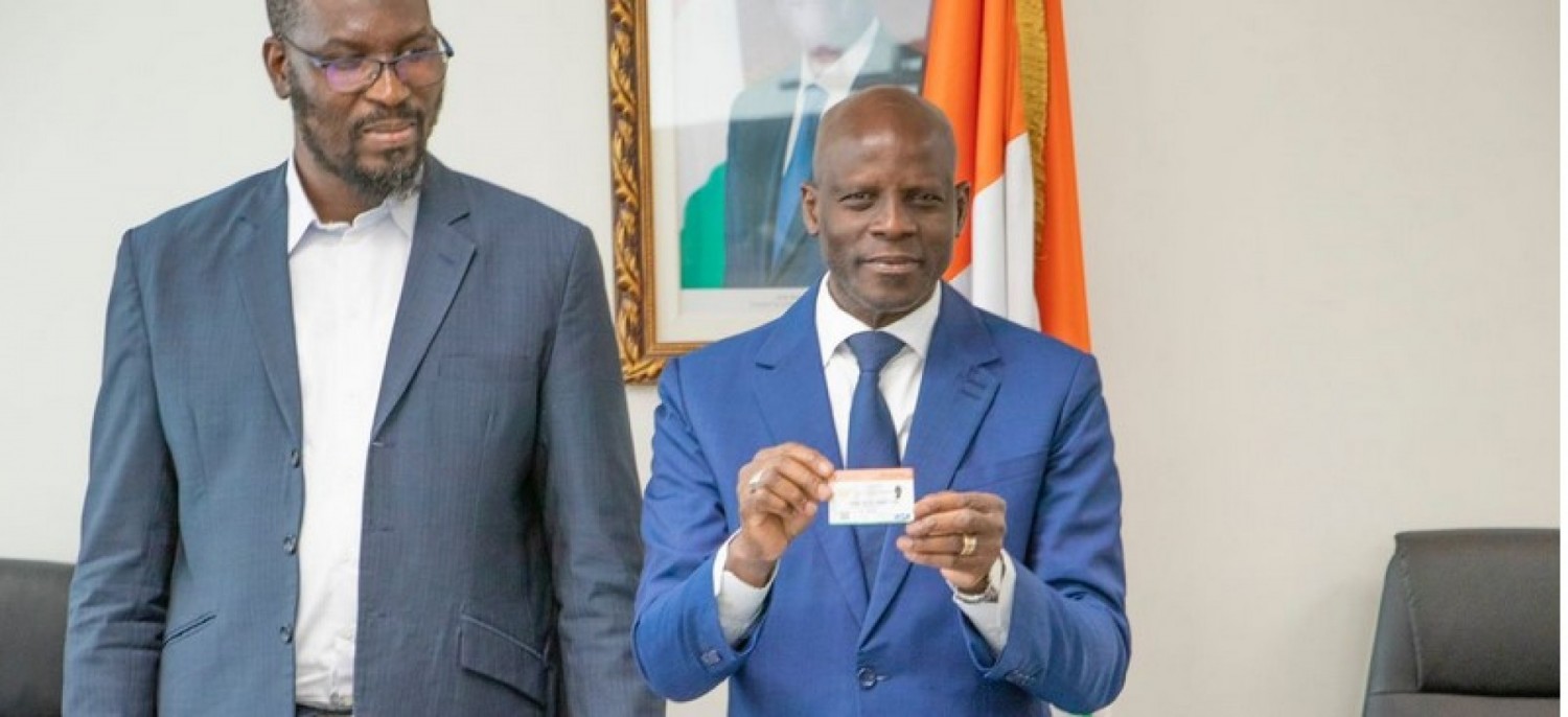 Côte d'Ivoire :  Adama Diawara remet officiellement les cartes multi-services des étudiants aux responsables des faîtières de l'Enseignement supérieur pour leur distribution