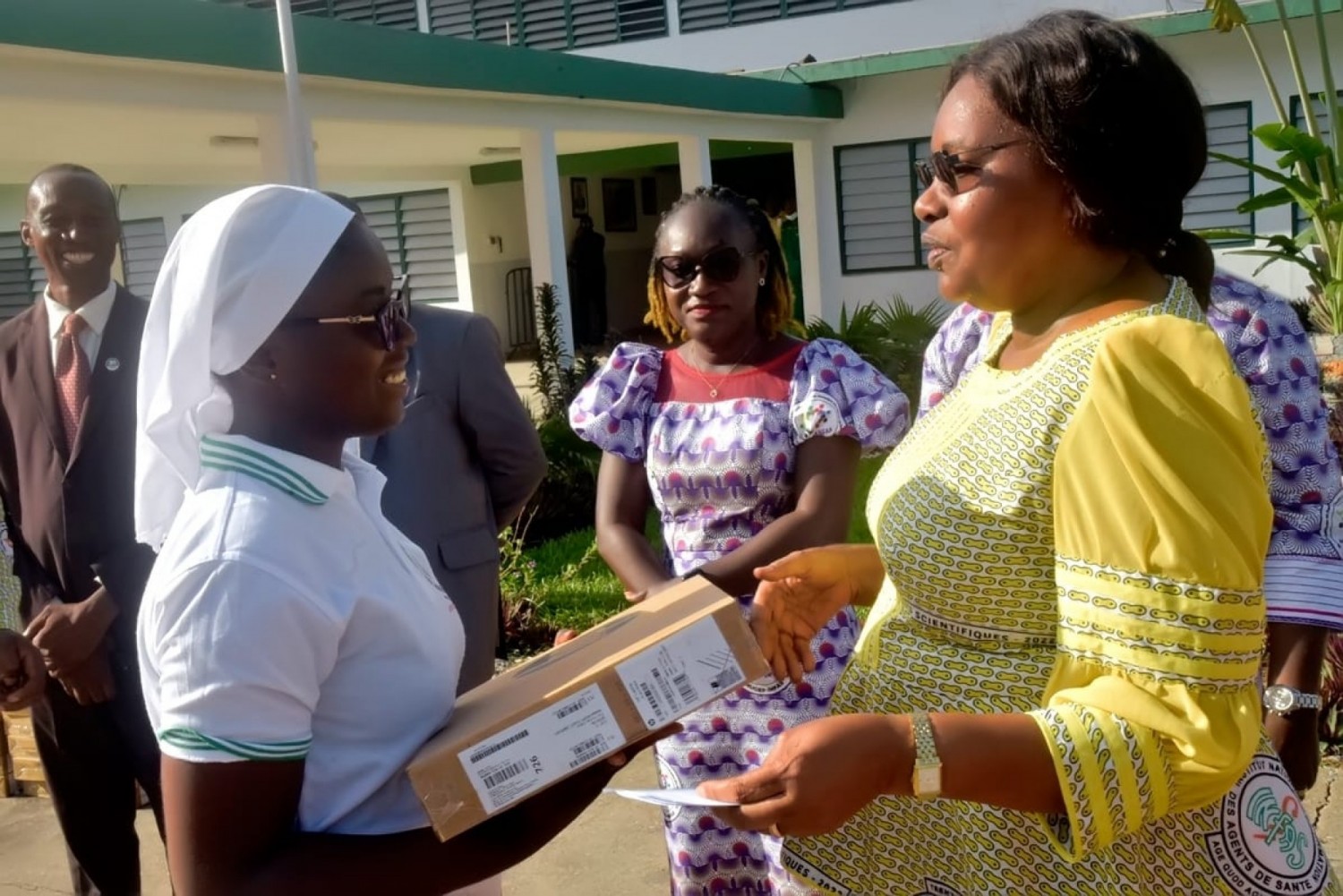 Côte d'Ivoire :   Prix d'excellence à l'INFAS, 28 meilleurs étudiants et 4 enseignants de l'année académique 2021-2022 reçoivent des ordinateurs portables