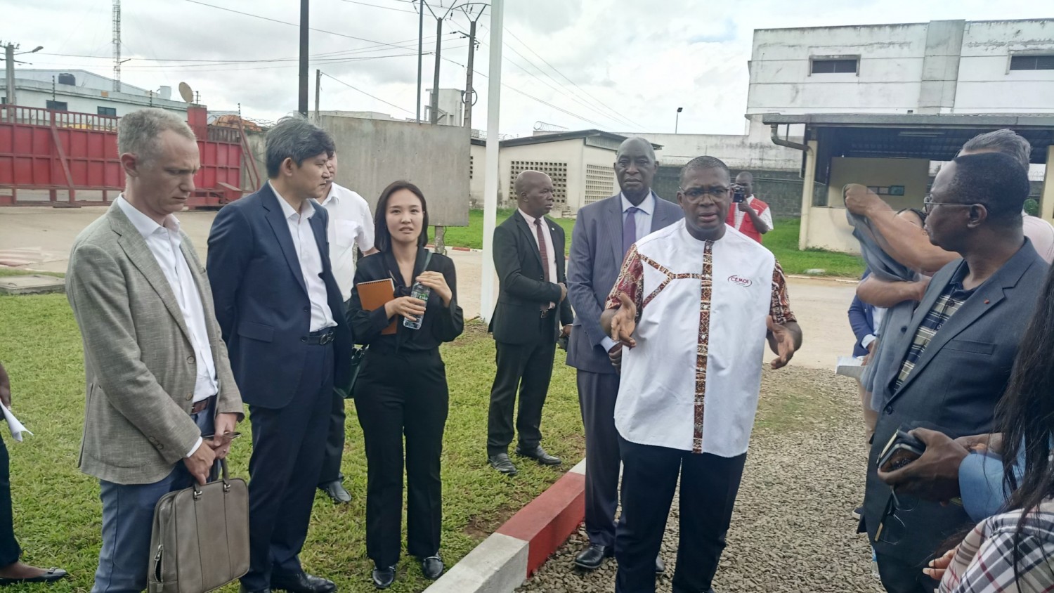 Côte d'Ivoire :   Éco diplomatie, des Chefs de missions et des membres du corps diplomatique visitent une usine de transformation de cacao et invités à investir dans le pays