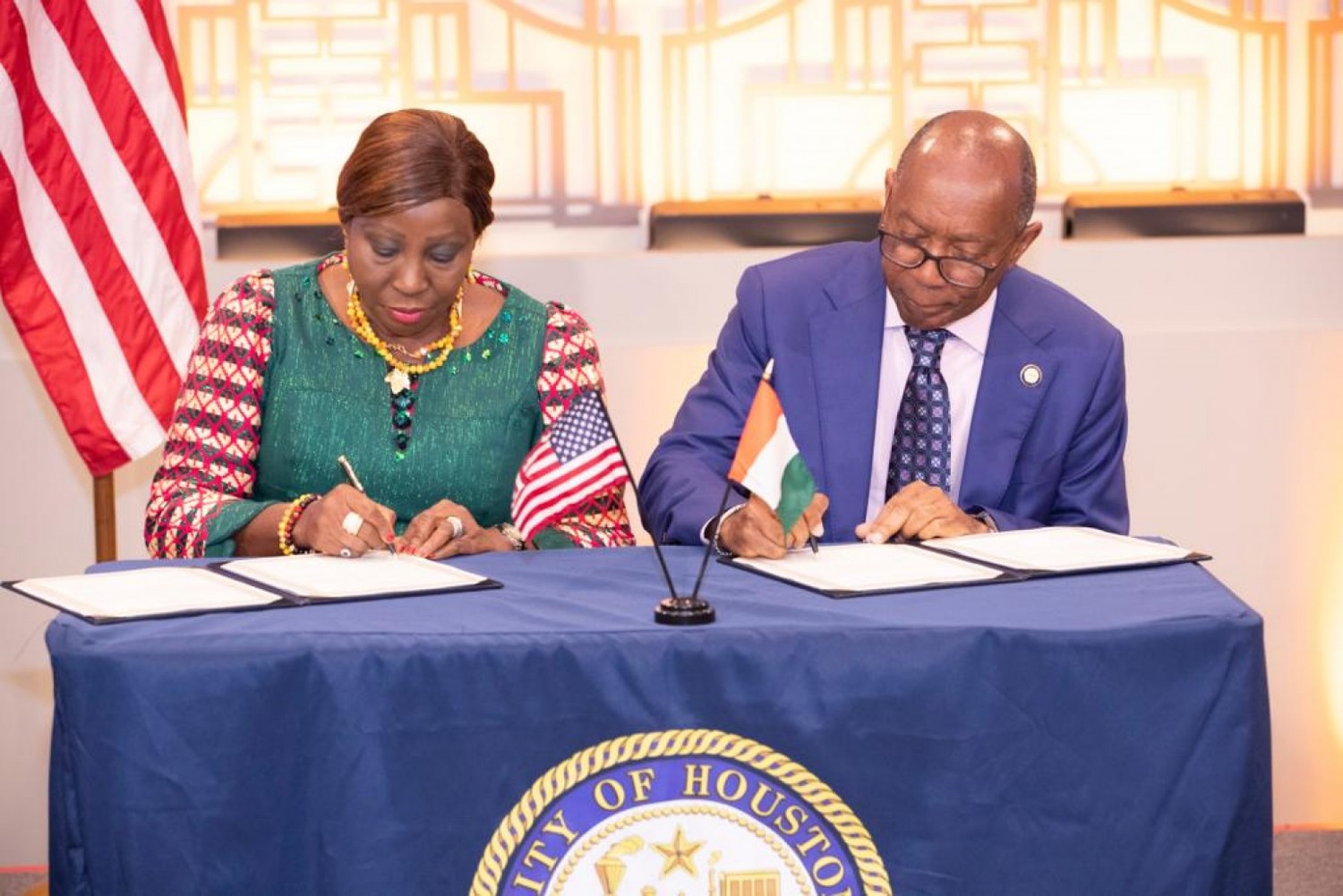 Côte d'Ivoire :   Partage d'expériences, échanges économiques, insertion des jeunes, Kandia Camara aux États-Unis, a signé un partenariat avec le maire de la ville de Houston