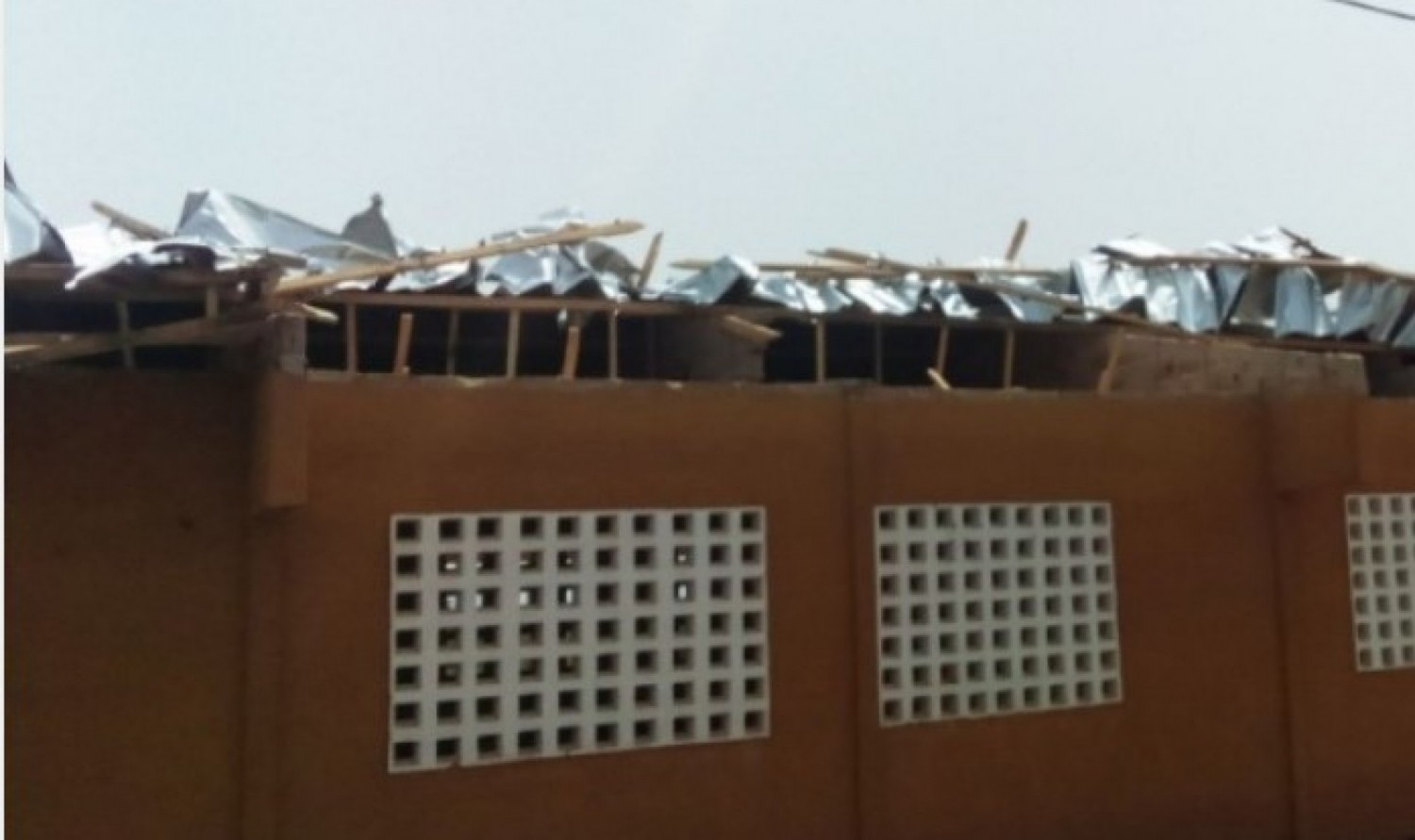 Côte d'Ivoire : Une tornade tue une soixantenaire et fait plusieurs dégâts dans un village de Sinématiali