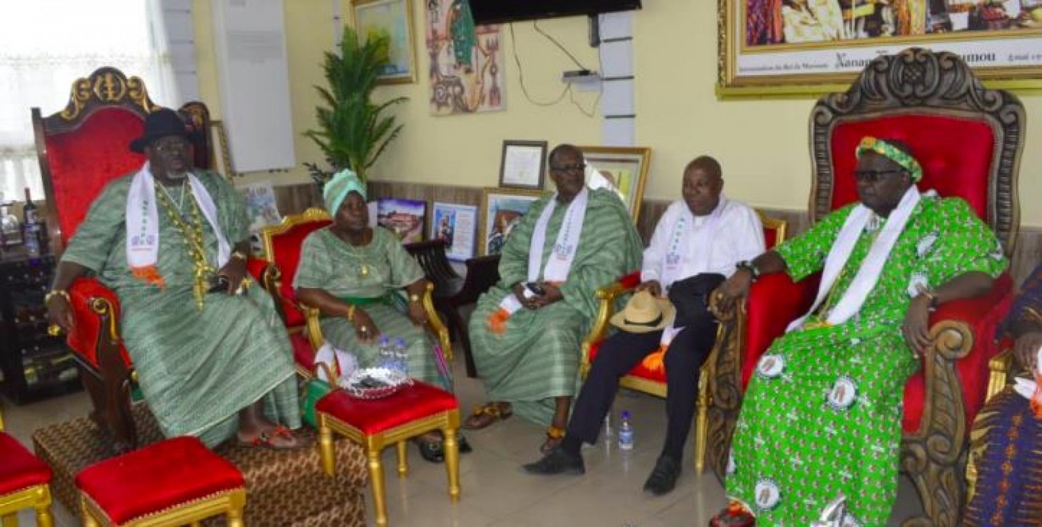 Côte d'Ivoire : A la fête de la génération N'nowé, le candidat du PPA-CI aux régionales, Ouégnin « drague » les rois de Bonoua et Moossou