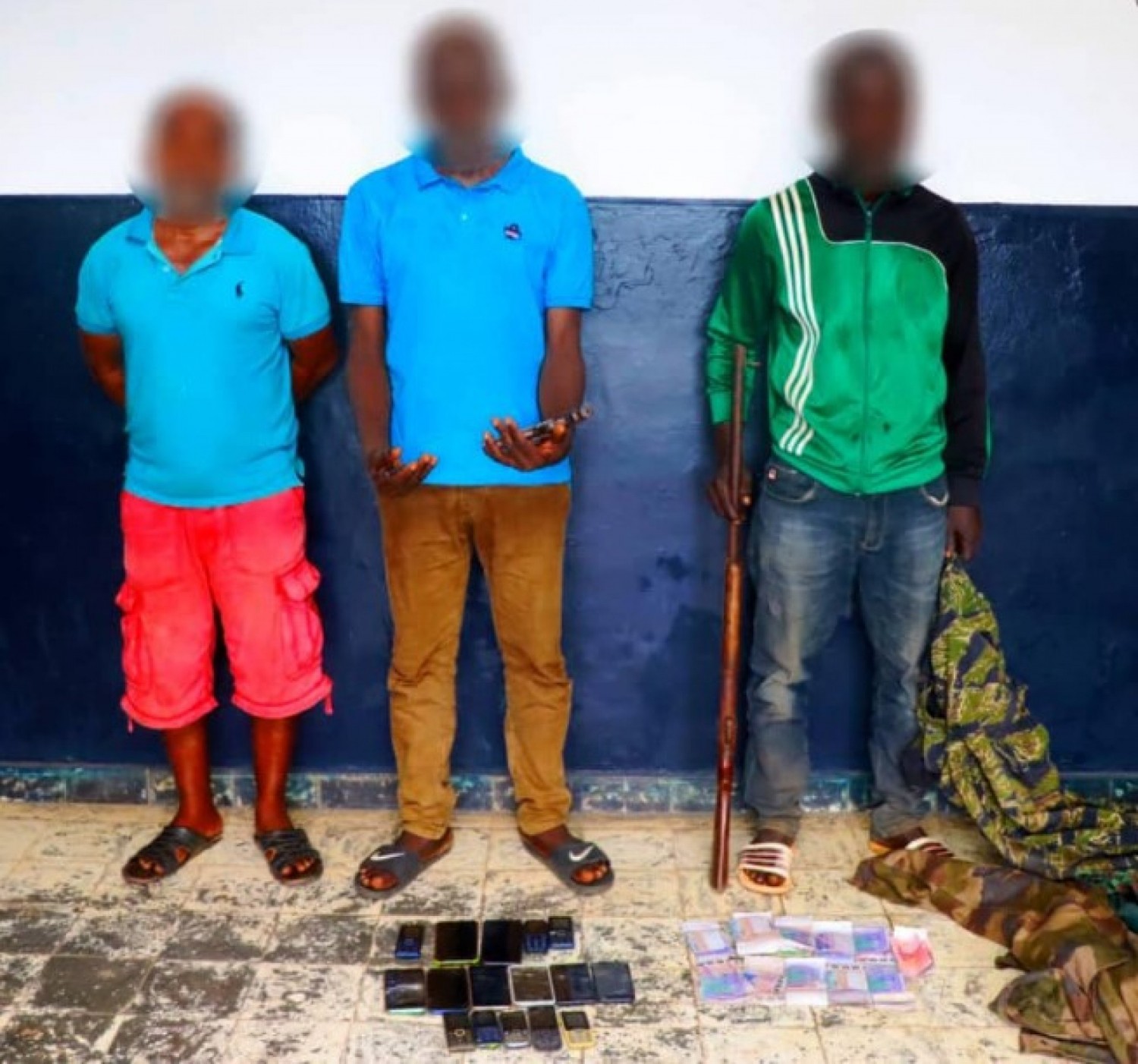 Côte d'Ivoire : Morokro (Tiassalé), la gendarmerie interpelle trois individus en possession des tenues militaires et procède à la saisie d'armes, drogue et numéraires