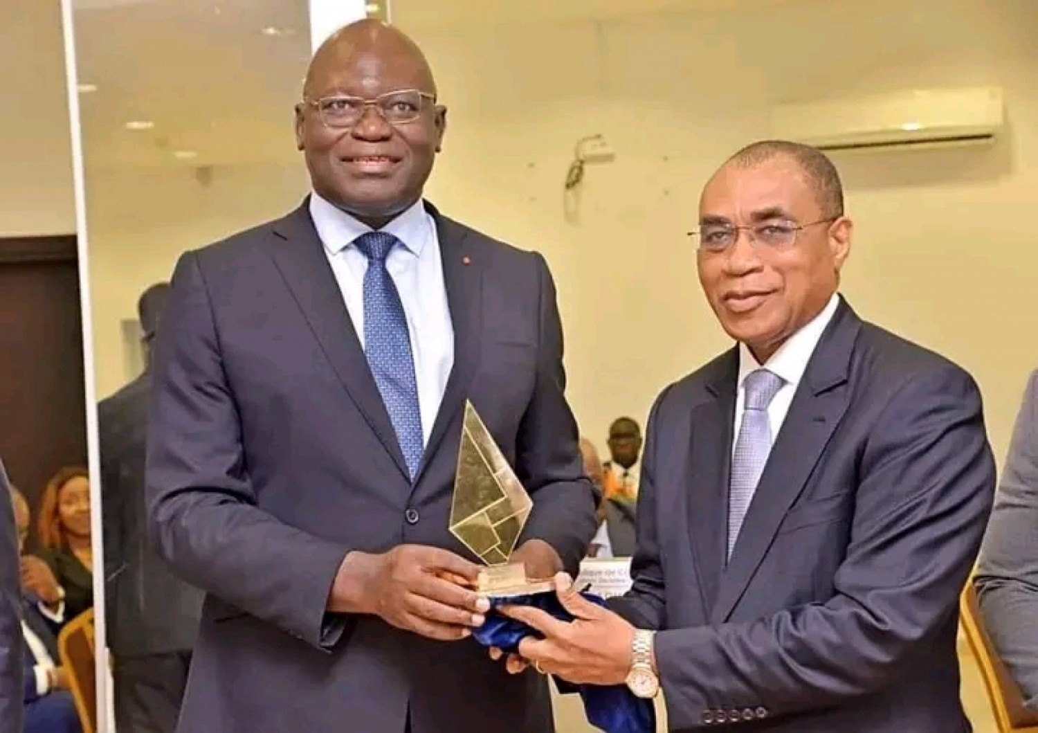 Côte d'Ivoire : Ahoutou présente le prix glané par le pays à la 4e édition des BRVM Awards au Togo