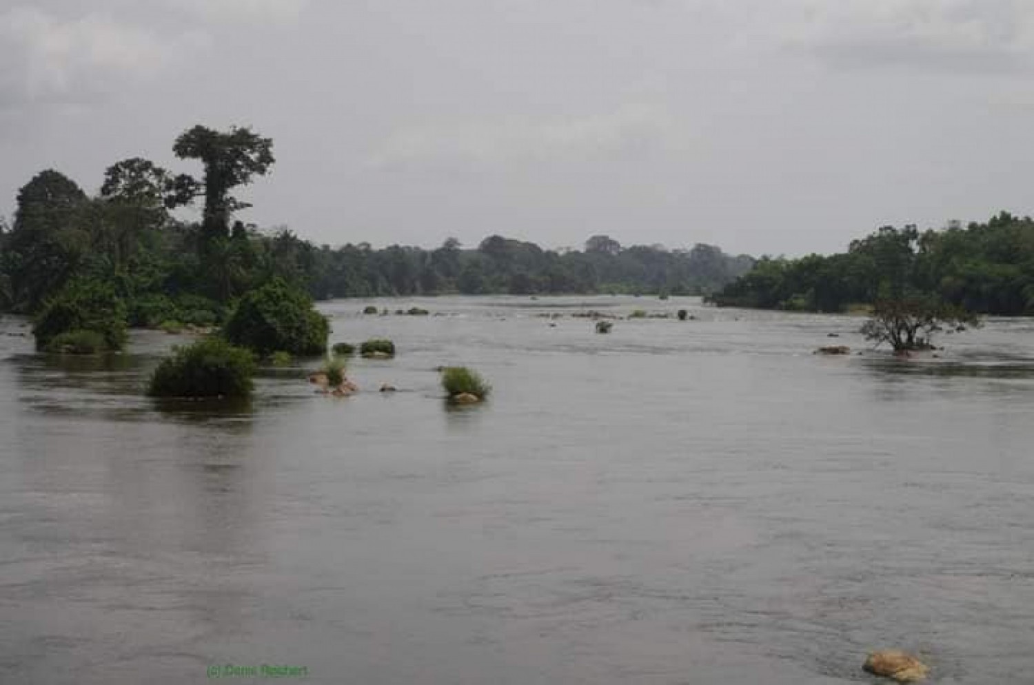 Côte d'Ivoire :   Ayamé, une pirogue chavire avec des écolières coraniques, 7 fillettes décédées par noyade, 3 sauvées de justesse