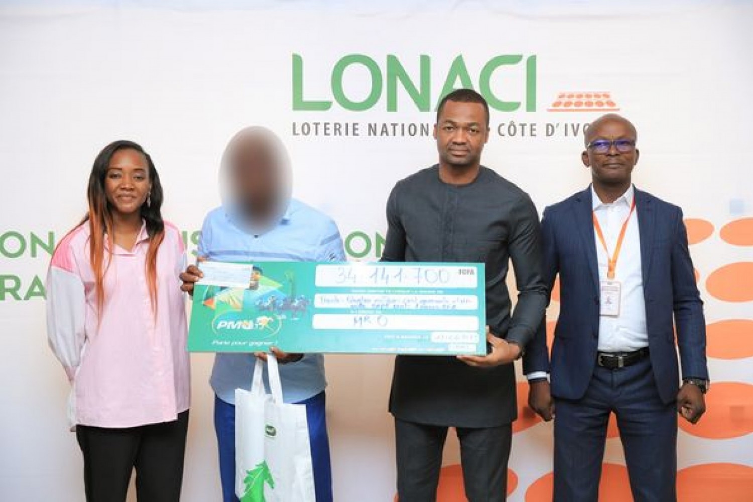 Côte d'Ivoire :  PMU, la LONACI remet un chèque de plus de 34 millions de FCFA au gagnant du dimanche 11 juin 2023
