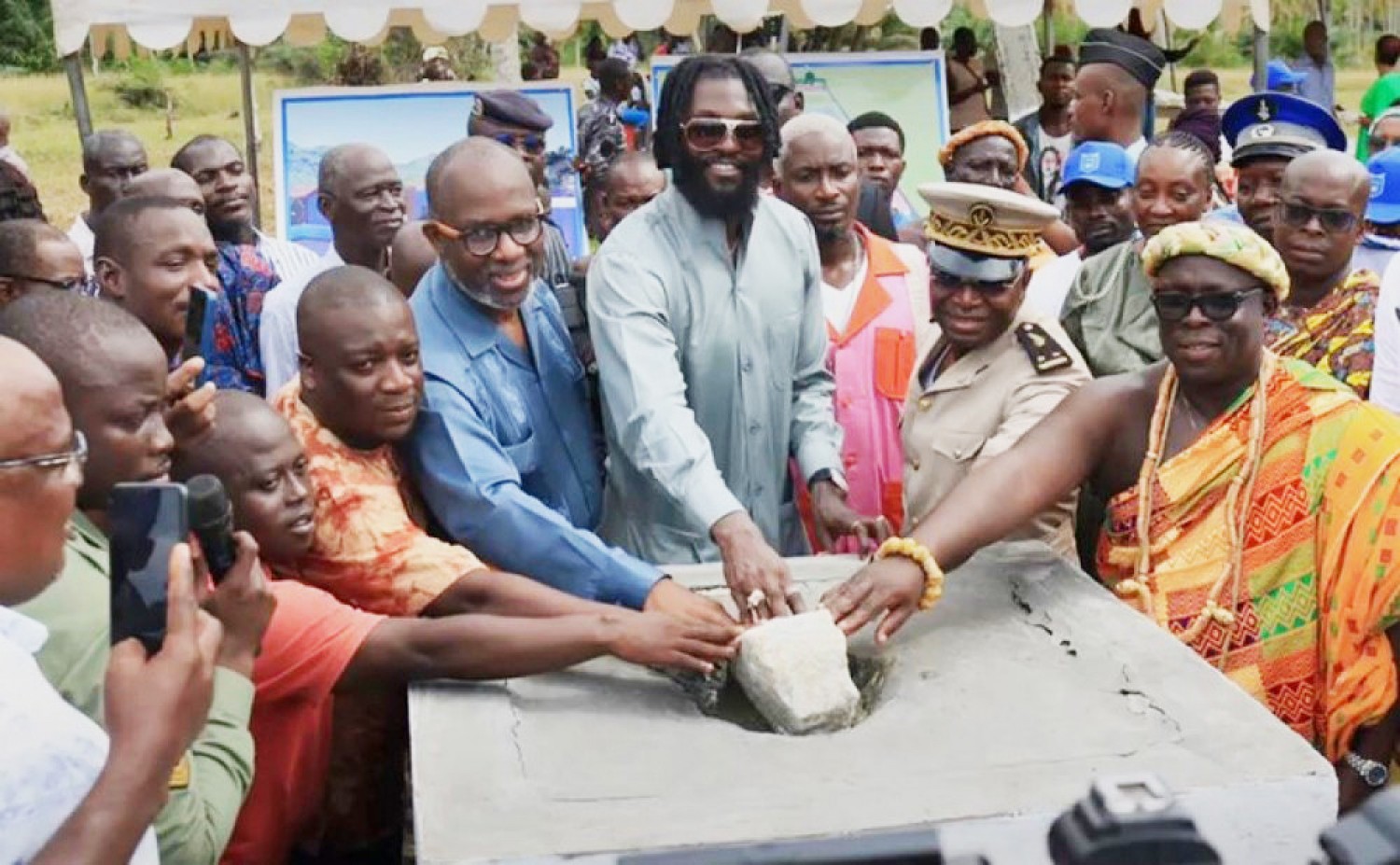 Côte d'Ivoire : Adebayor à Assinie en vue d'une  académie de Football, le Maire Ebagnitchie ambitionne de faire de sa commune une destination sportive