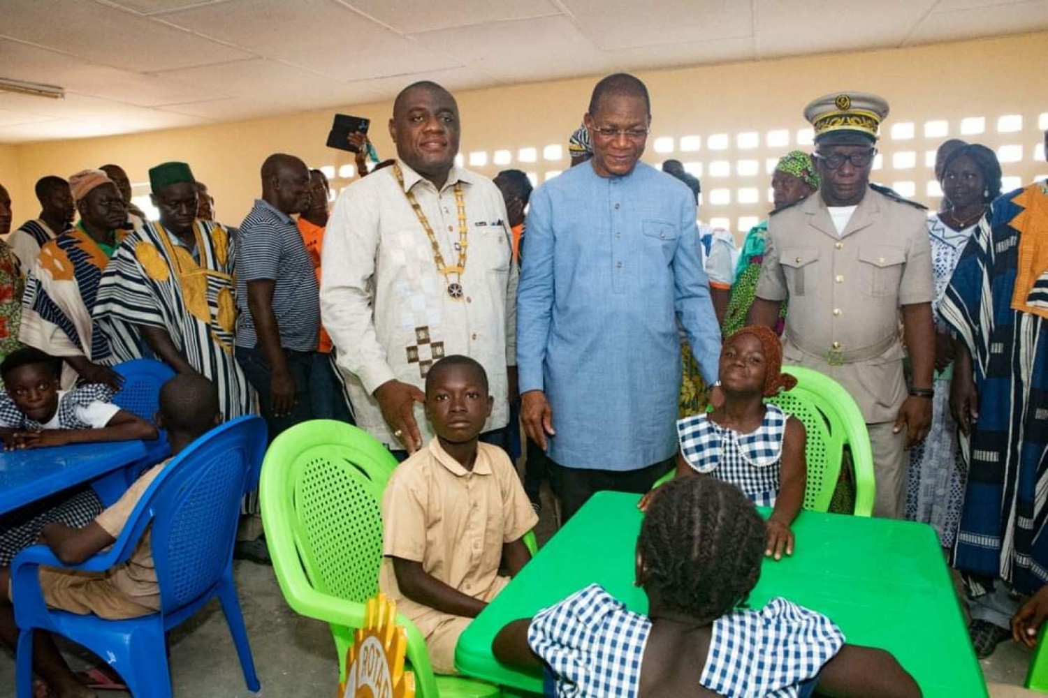 Côte d'Ivoire : Kouto, Bruno Koné salue l'ouverture d'une cantine scolaire pour les 410 élèves de l'Ecole Primaire Publique Kamonon