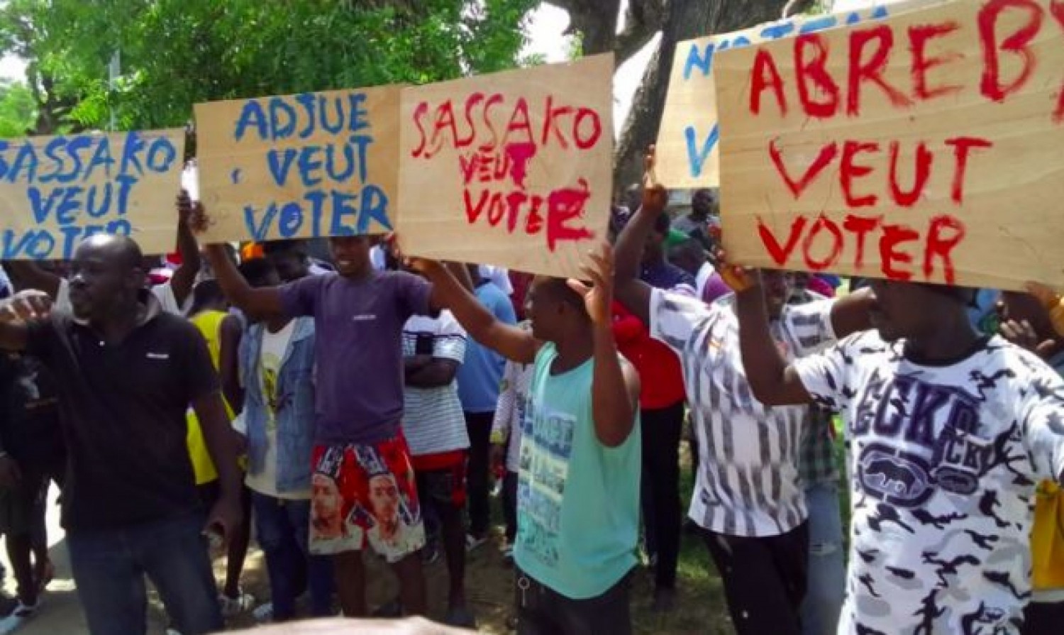 Côte d'Ivoire : Redécoupage électoral, à Jacqueville, des jeunes et des chefs manifestent devant la préfecture et martèlent « nous n'accepterons pas d'avaler car trop, c'est trop »