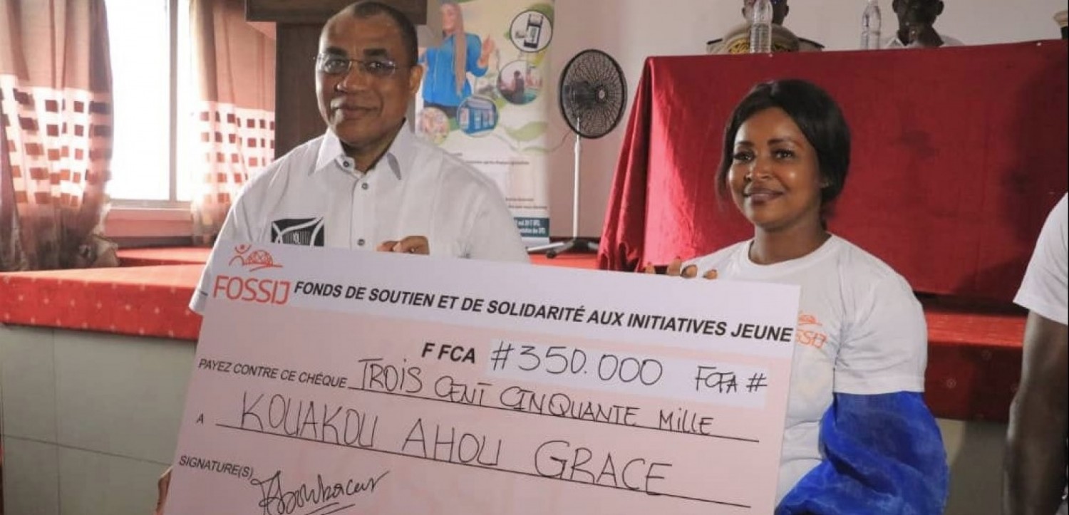 Côte d'Ivoire : Après les équipements du CHR, Adama Couliably remet des chèques à 26 bénéficiaires du FOSSIJ, sensibilise au port du casque et en offre