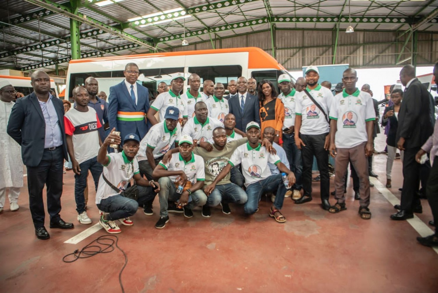 Côte d'Ivoire :    15 minibus « Gbaka » remis aux conducteurs de Yopougon et Abobo, Amadou Koné satisfait : «certains bénéficiaires remboursent plus que le montant journalier prévu »